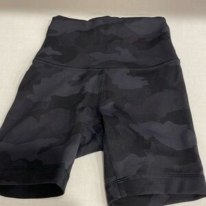 Women’s lululemon camo biker shorts (6 inch inseam)